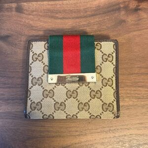 Compact Gucci wallet